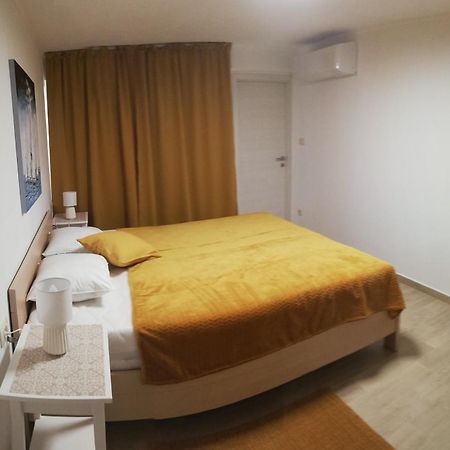 Apartments Tinjarosa Mundanije Luaran gambar